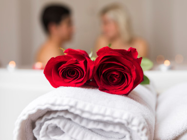 close-up-red-roses-with-defocused-couple