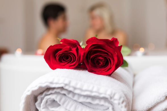 close-up-red-roses-with-defocused-couple